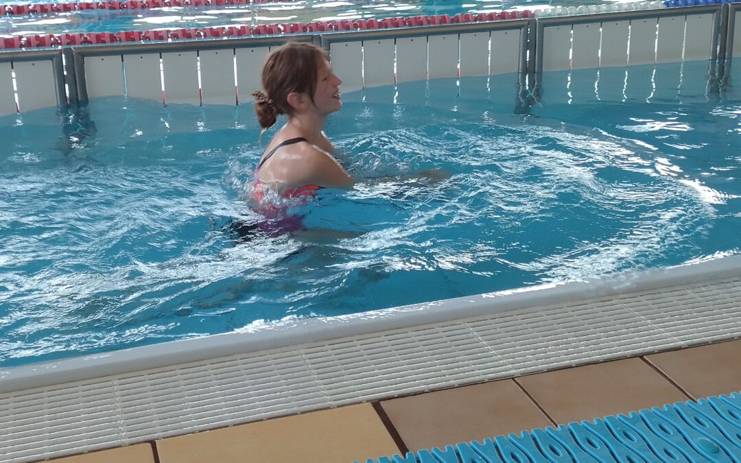 dziewczynka płynie w wodzie na basenie